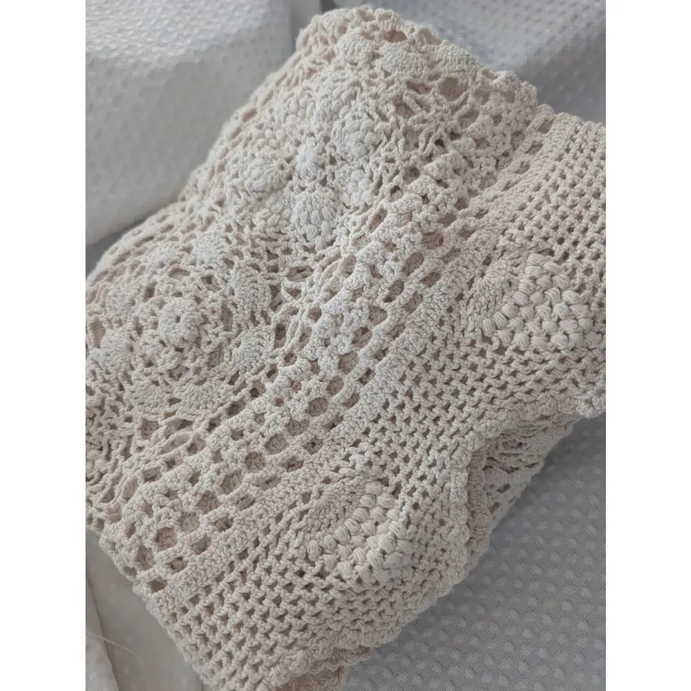 GORGEOUS VINTAGE FLORAL & LACE CREAM CROCHETED TABLECLOTH, CIRCULAR! 68